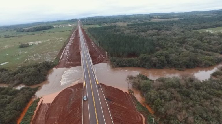 Herrera Ahuad y Massa habilitaron el nuevo puente sobre el arroyo Tuna y obras de pavimentación en Azara imagen-14