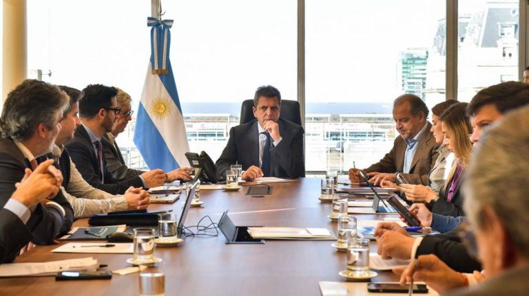 Una misión argentina viaja a Washington para cerrar el acuerdo con el FMI imagen-16