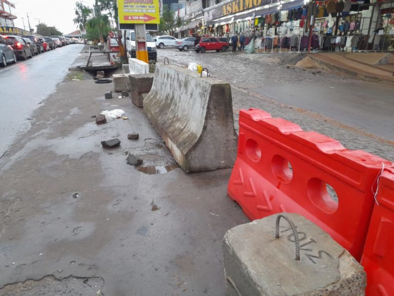 Encarnación: colocan bloques de cemento para evitar adelantamientos en la zona primaria del puente San Roque González de Santa Cruz imagen-7