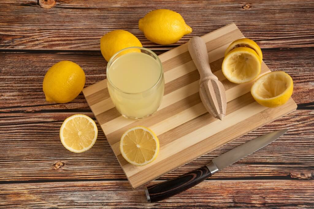 Para un conciliar un sueño profundo y reparador, recomiendan tomar agua de limón tibia por las noches imagen-2