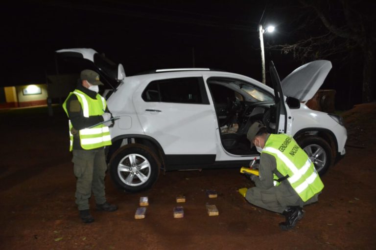 Con la ayuda del can “Jaki” y el uso del escáner, se descubrió el doble fondo de un vehículo con 72 kilos de cocaína imagen-33