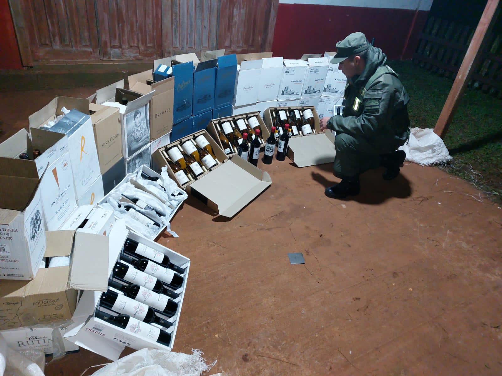 En la frontera con Brasil incautan 226 botellas de vino argentino que dos hombres llevaban de contrabando imagen-2