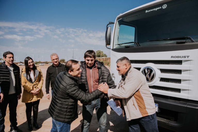 Entregan camiones volcadores para fortalecer el equipamiento vial en municipios de Misiones imagen-22