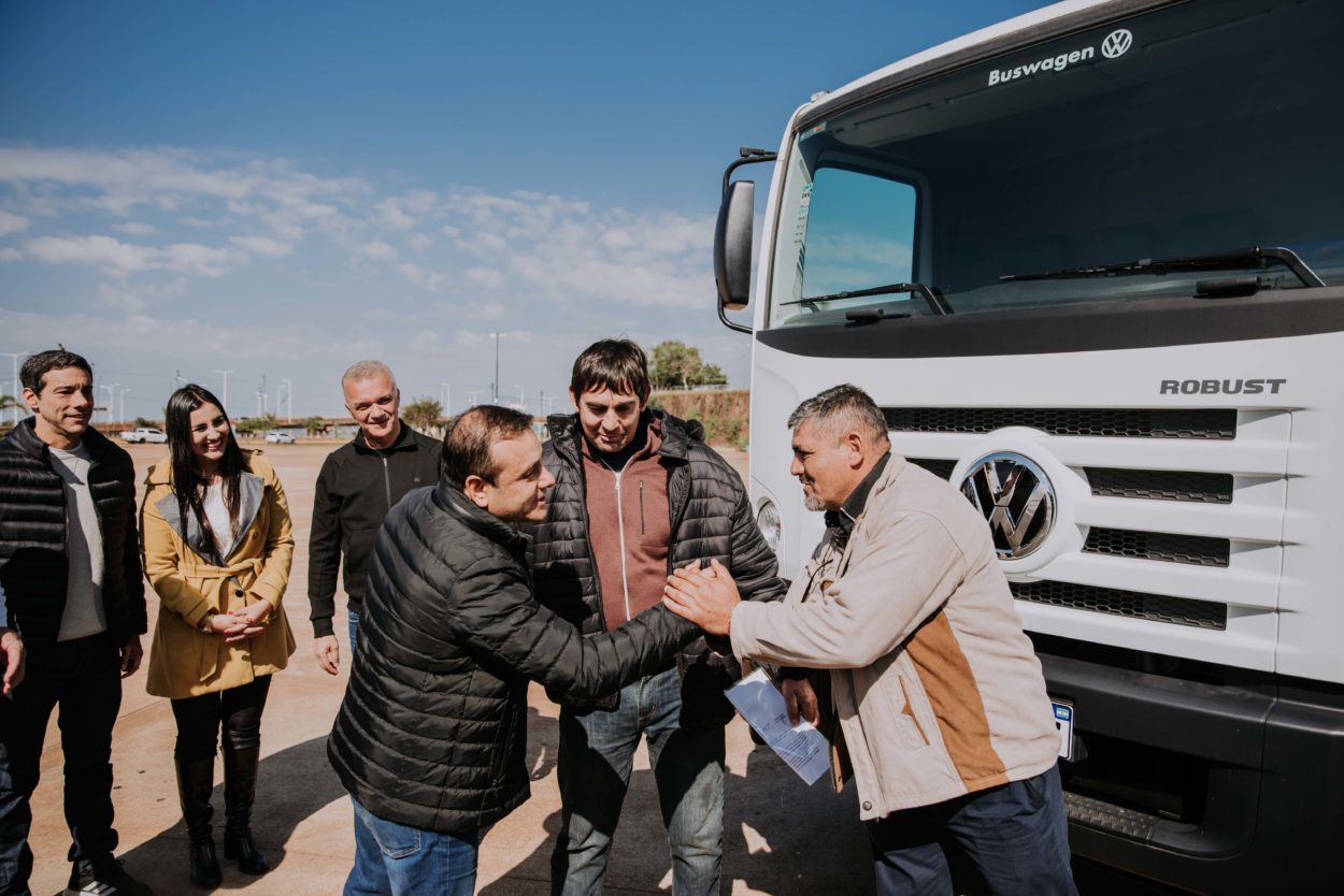 Entregan camiones volcadores para fortalecer el equipamiento vial en municipios de Misiones imagen-1