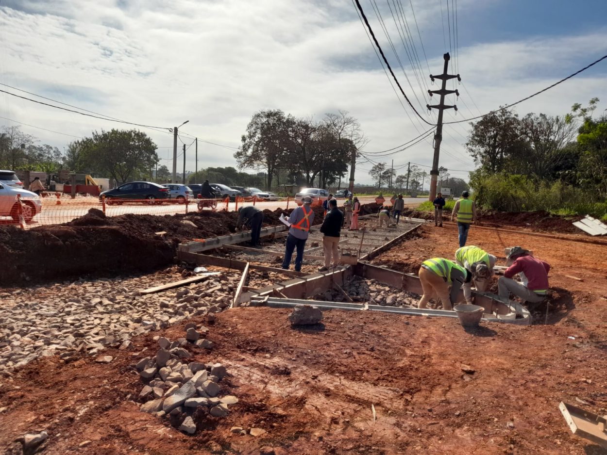 En Puerto Iguazú avanza la construcción de la rotonda entre las avenidas Papa Francisco y Libertad imagen-1