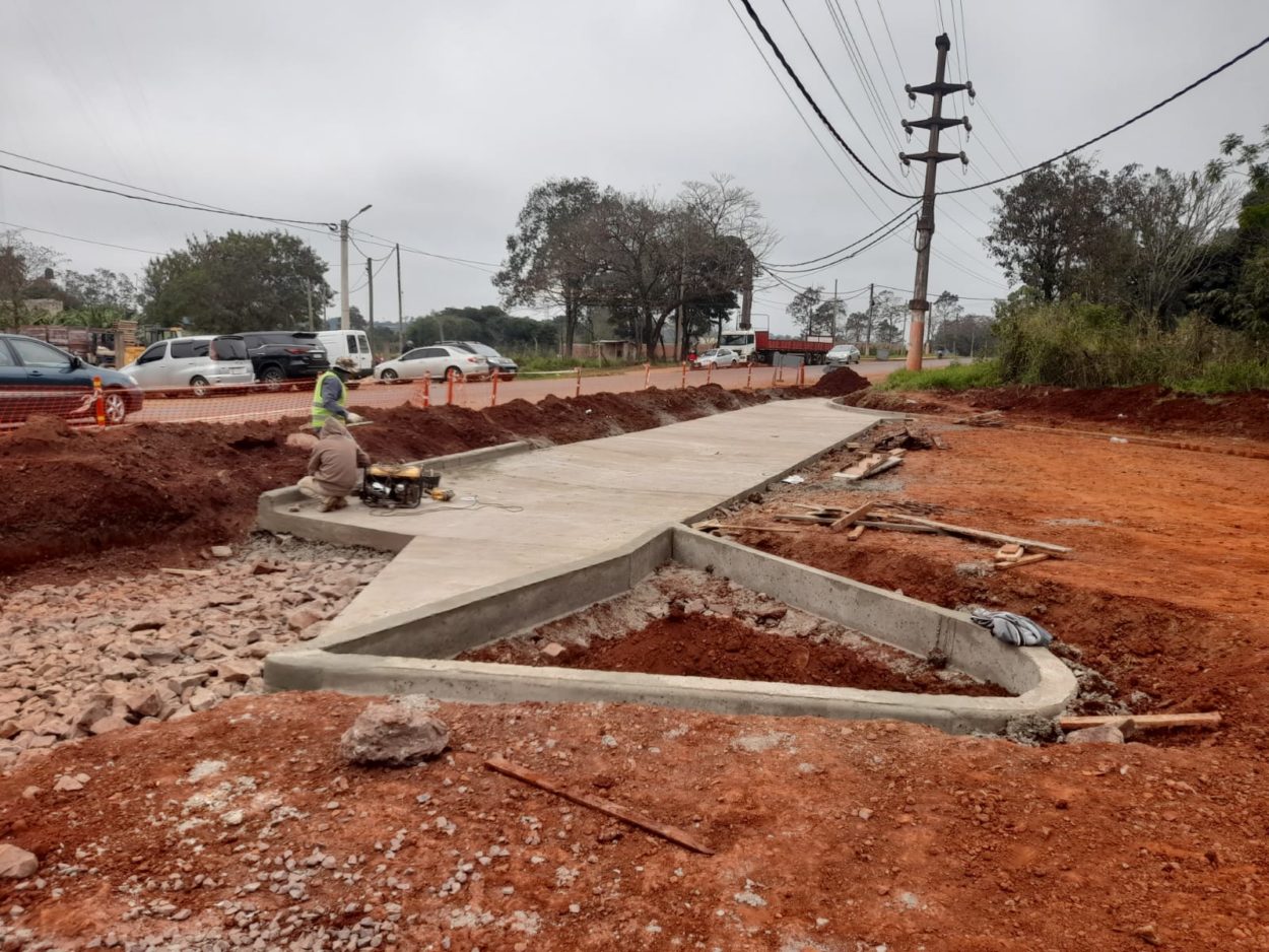 En Puerto Iguazú avanza la construcción de la rotonda entre las avenidas Papa Francisco y Libertad imagen-2
