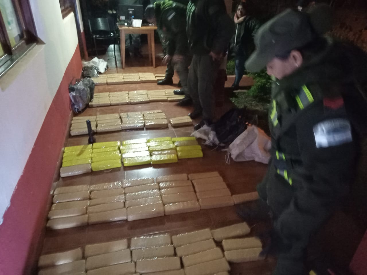 Hallan más de 96 kilos de marihuana oculta en el monte imagen-2