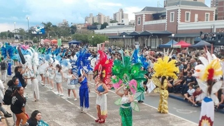 Colecta de firmas en "Posadas por la Estudiantina", la movida que busca evitar el traslado de los desfiles a la zona de La Cascada imagen-28