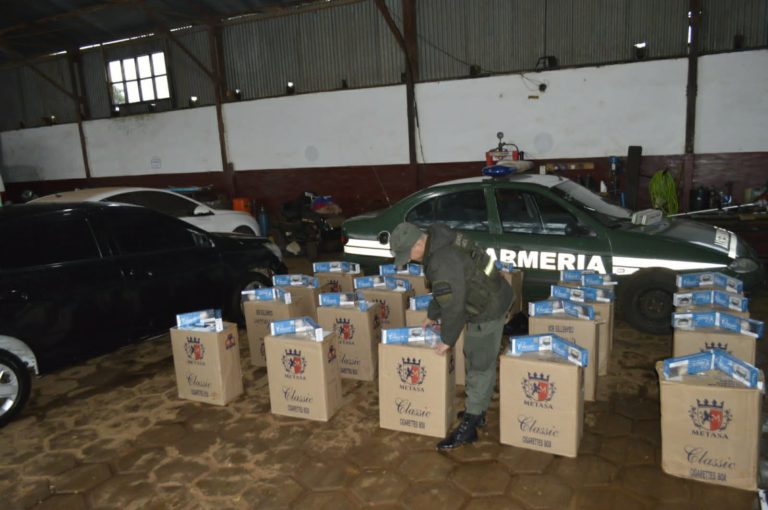 Hallan 10.000 paquetes de cigarrillos ilegales dentro de un auto abandonado imagen-13