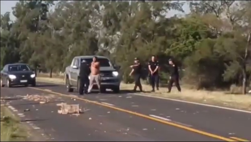 Corrientes: Un hombre tuvo un brote psicótico, se autoflageló, generó un caos vehicular y falleció de forma atípica  imagen-1