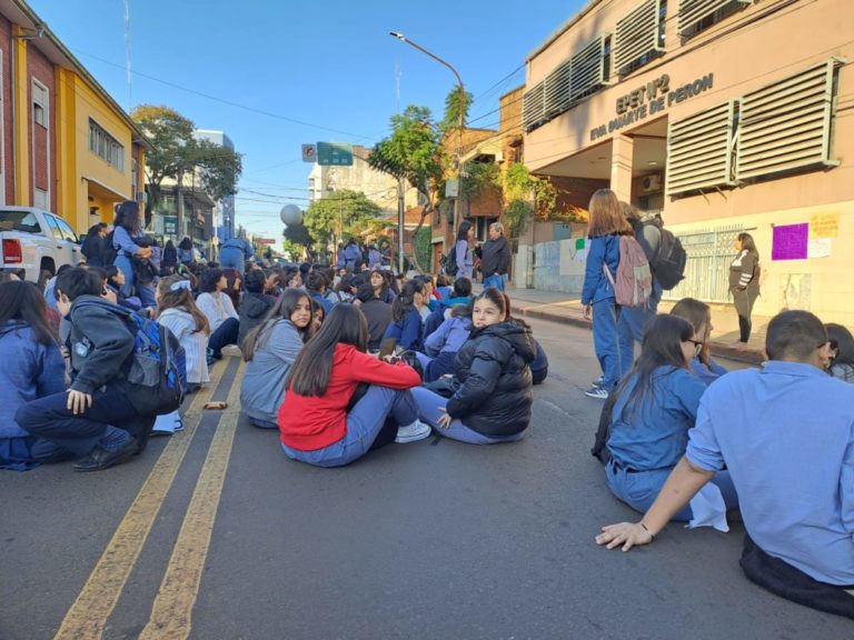 Alumnos de la Epet 2 realizan una "sentada" para reclamar mejoras edilicias "y mejor trato" de directivos imagen-28