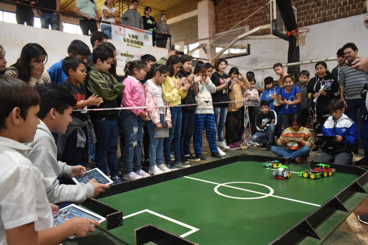 En Campo Grande, jóvenes talentos mostraron sus habilidades y conocimientos en el campo de la robótica imagen-12