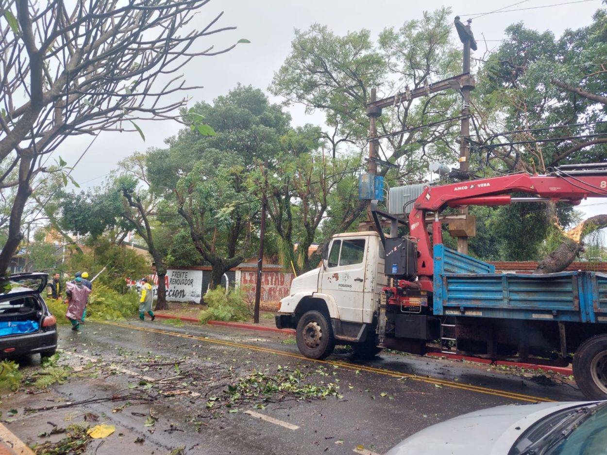 Temporal que azotó con fuerza gran parte de la provincia provocó voladura de techos, inundaciones, caída de postes y árboles imagen-6