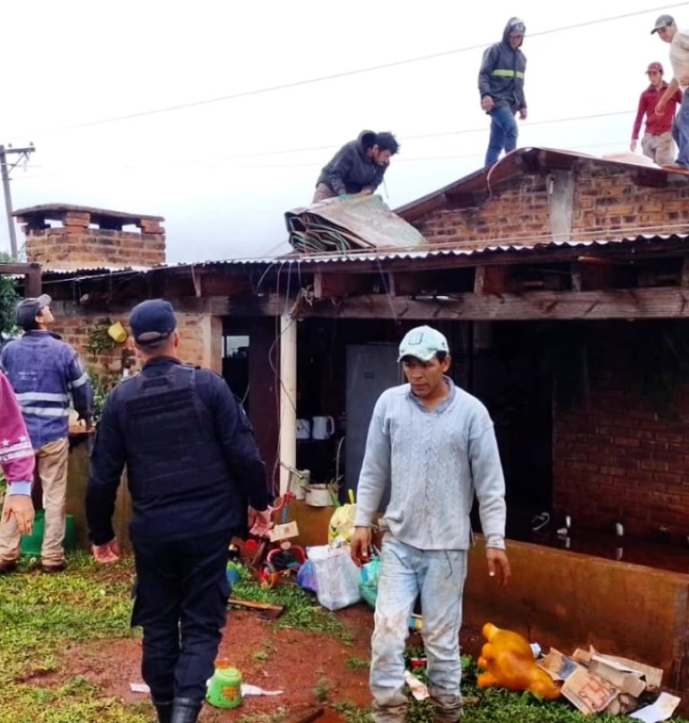 Temporal que azotó con fuerza gran parte de la provincia provocó voladura de techos, inundaciones, caída de postes y árboles imagen-11