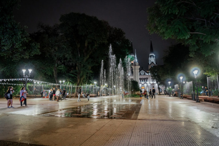 Aguas danzantes e iluminación resaltan el encanto de la Plaza 9 de Julio imagen-47