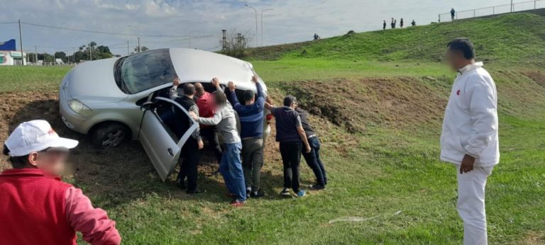 Conductores fueron hospitalizados tras colisión entre auto y moto en el Acceso Sur imagen-19