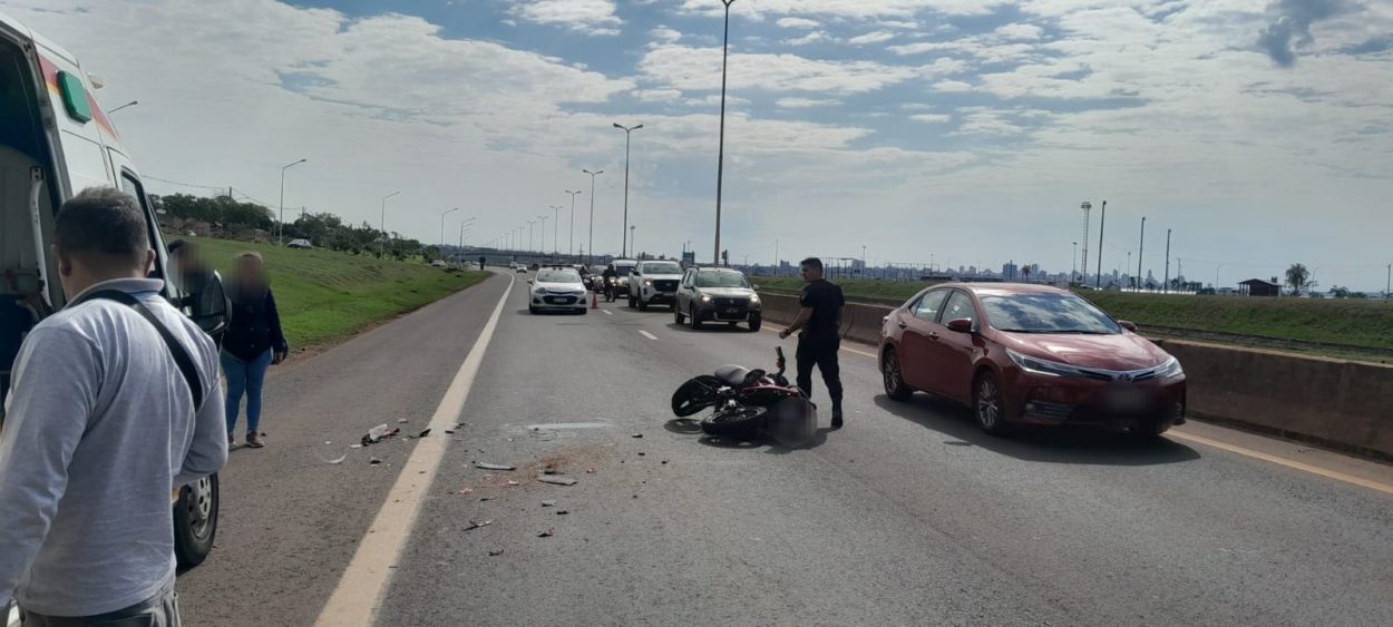 Conductores fueron hospitalizados tras colisión entre auto y moto en el Acceso Sur imagen-4