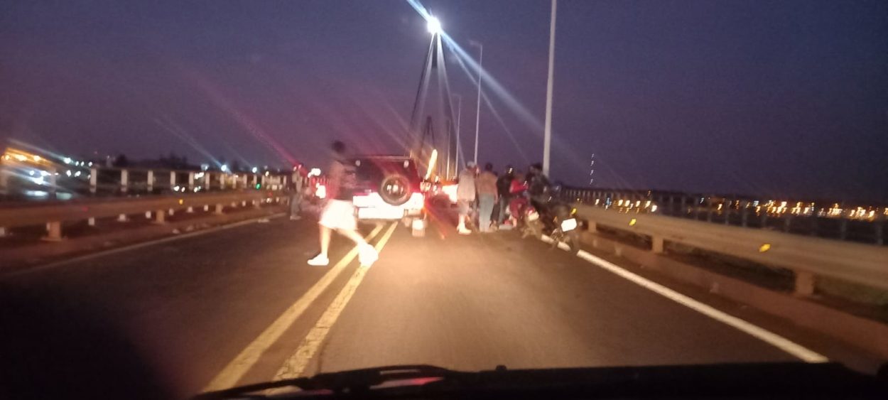 Fuerte colisión entre motos en el puente San Roque González de Santa Cruz imagen-2