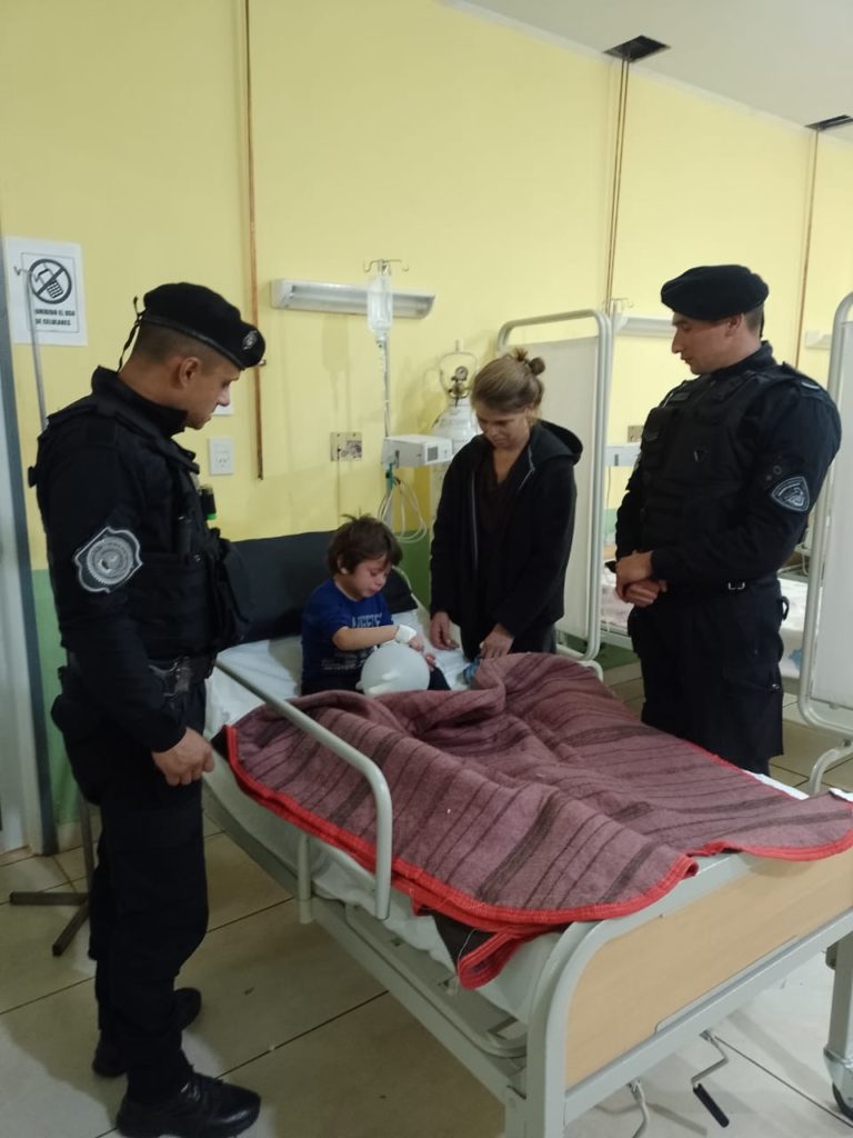 Policías asistieron a un niño que tenía complicaciones respiratorias imagen-23