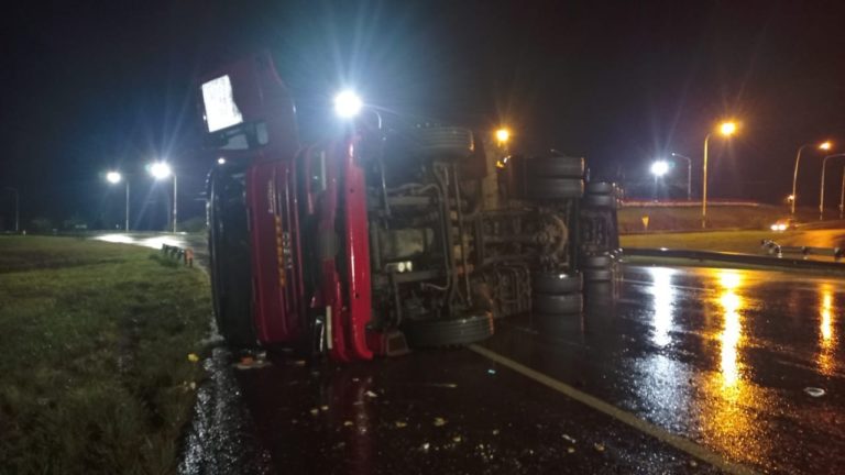 Despiste y vuelco de un camión en el acceso a Garupá imagen-16