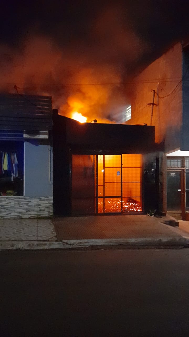 Cortocircuito provocó un incendio en local comercial de Eldorado imagen-1