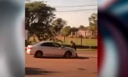 Encarnación: automovilista intentó huir sin hacer la fila para regresar a Posadas y casi atropella a oficial de la Prefectura paraguaya imagen-8