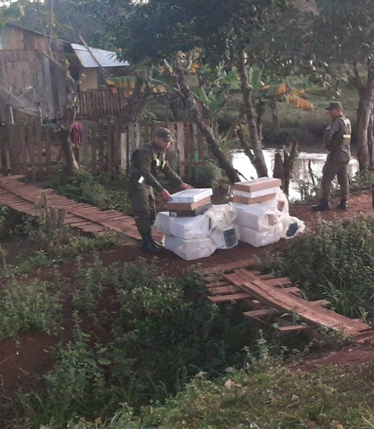 En la frontera con Brasil incautan 226 botellas de vino argentino que dos hombres llevaban de contrabando imagen-35