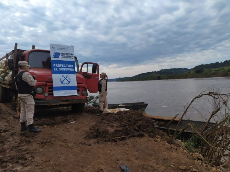 Contrabando: secuestran en la costa de El Soberbio más de 10 toneladas de soja que iban a ser cruzadas a Brasil imagen-36