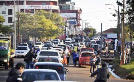 Por el caos vehicular cerca del puente San Roque González de Santa Cruz, comerciantes de Encarnación solicitan mayor presencia policial imagen-7