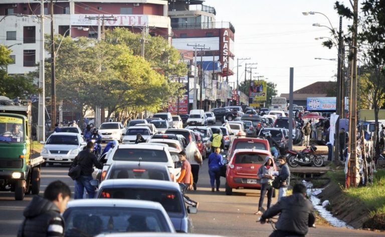 Por el caos vehicular cerca del puente San Roque González de Santa Cruz, comerciantes de Encarnación solicitan mayor presencia policial imagen-11