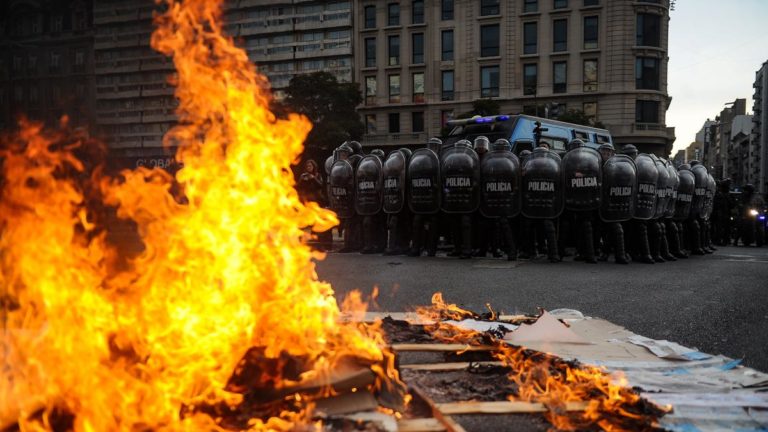 Un muerto tras la represión de la Policía de la Ciudad en el Obelisco imagen-17