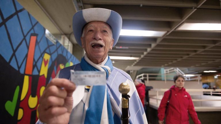 Jorge Williams, el excéntrico sastre que con 81 años sigue yendo a votar imagen-7