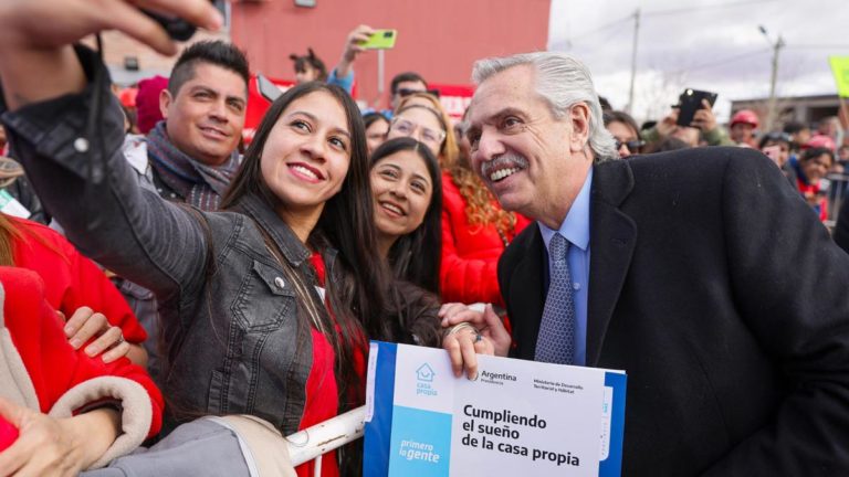 El Presidente anunció medidas para mejorar salarios y pidió cuidar "la paz social" imagen-38