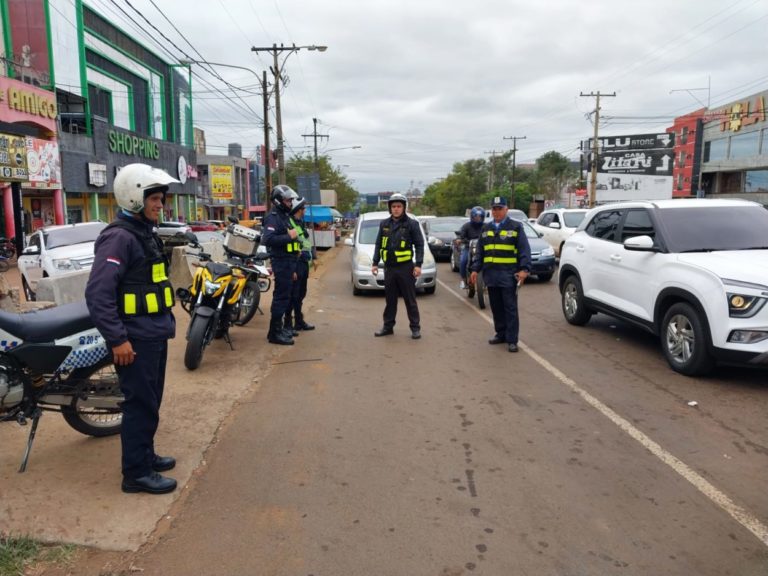 Patrulla caminera paraguaya empieza a multar a conductores por adelantamientos en la Zona Fronteriza del puente San Roque González de Santa Cruz imagen-9