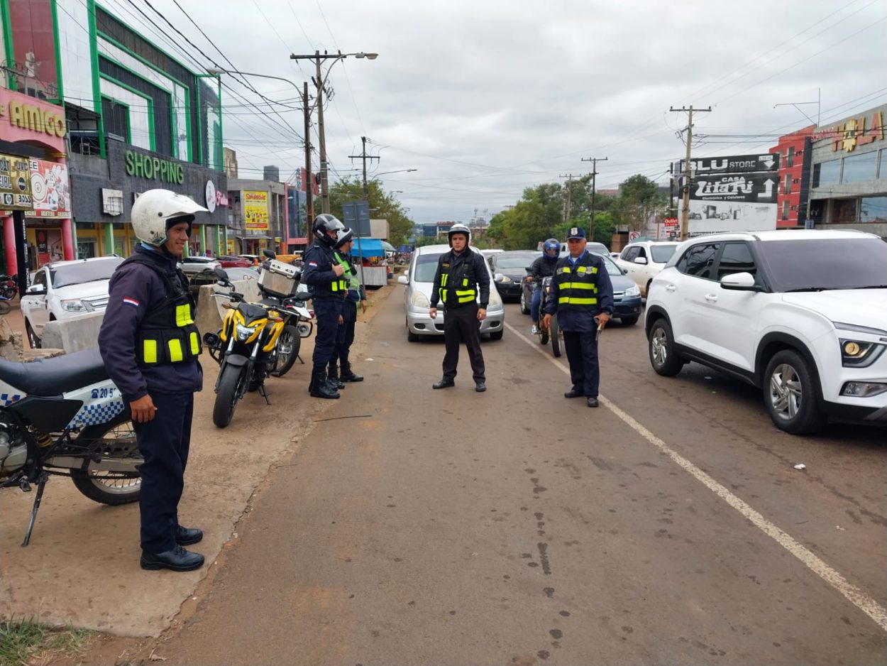 Patrulla caminera paraguaya empieza a multar a conductores por adelantamientos en la Zona Fronteriza del puente San Roque González de Santa Cruz imagen-1