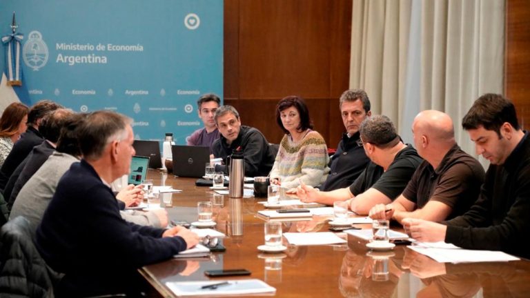 Massa encabezó una reunión para analizar medidas que se anunciarán desde este domingo imagen-24