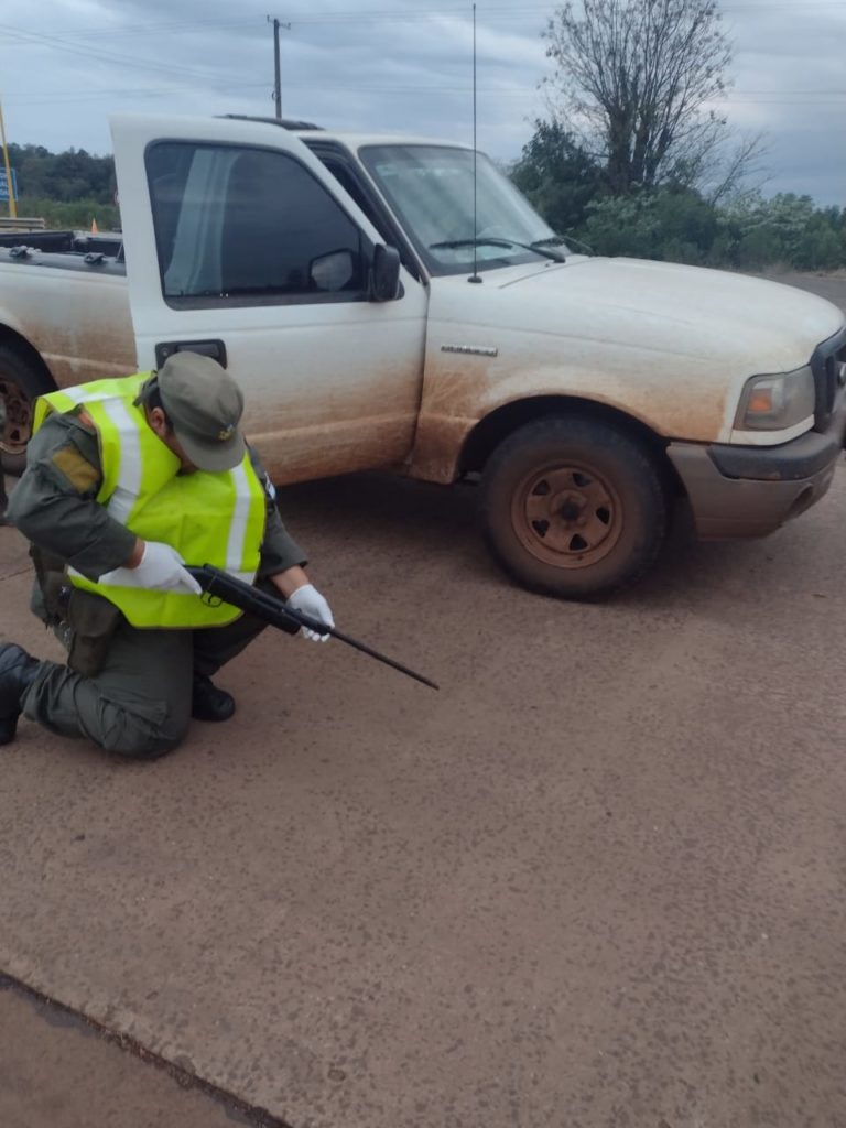 Se desplazaba en una camioneta con prohibición de circular, llevaba armas, casi 14 mil euros y 400 mil pesos imagen-31