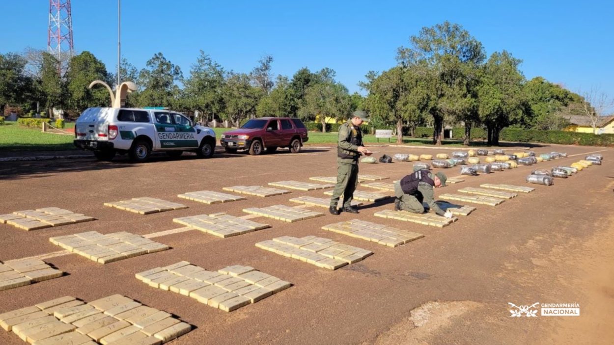 Allanan una vivienda donde acopiaban más de una tonelada de marihuana, hay tres detenidos imagen-10