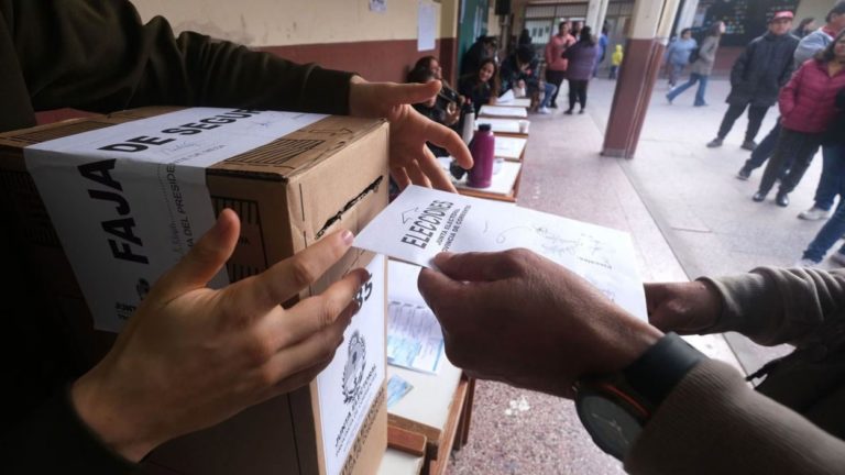 Elecciones 2023: Alrededor del 61,5% del padrón electoral nacional ha realizado su voto  imagen-38