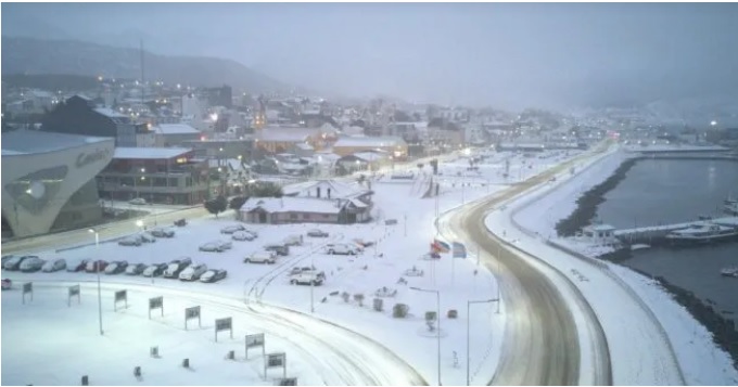 La ciudad del Fin del Mundo amaneció con una sensación térmica de 11°C bajo cero, y cubierta de entre 30 y 40 centímetros de nieve. imagen-1