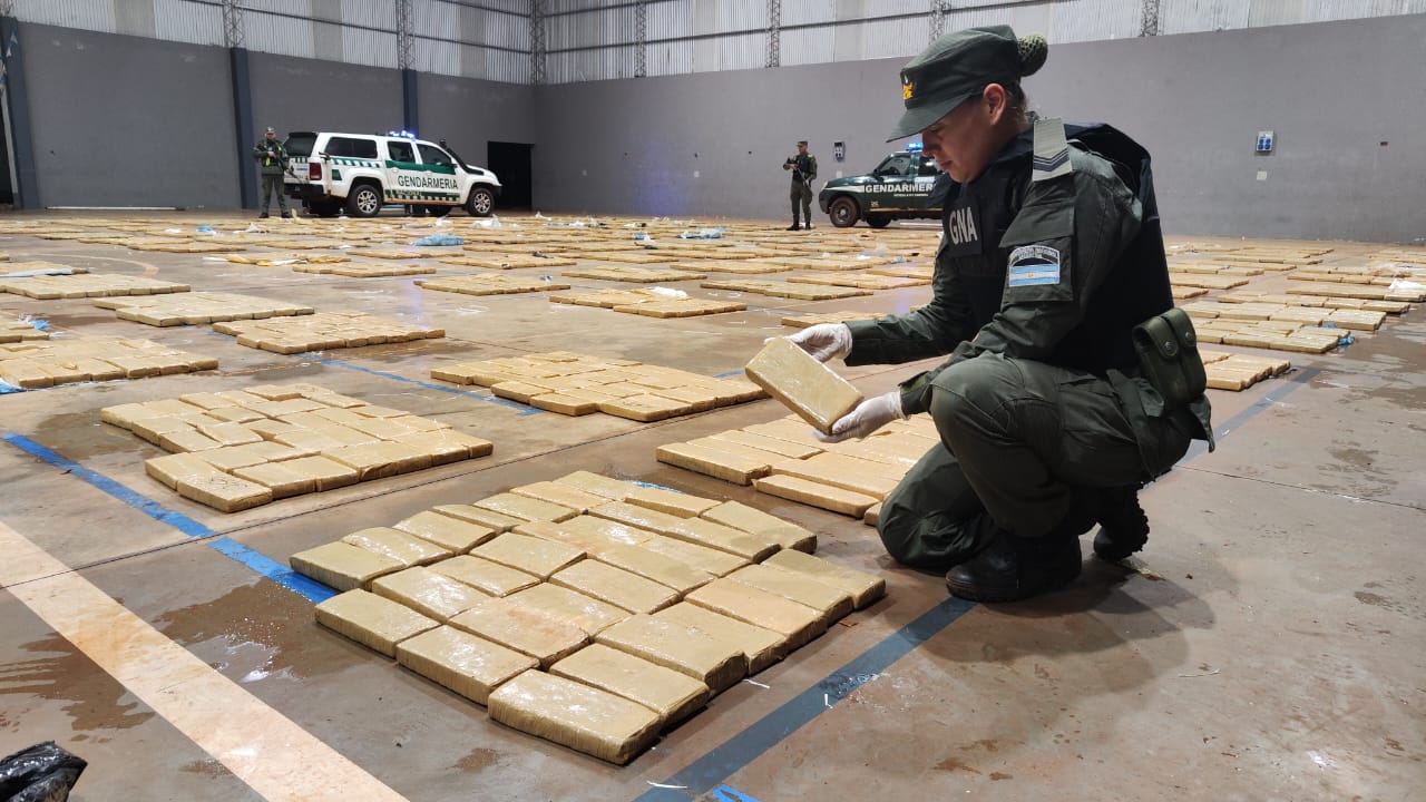 Hallan casi 4 toneladas de marihuana a la vera de un camino de la zona Centro imagen-6