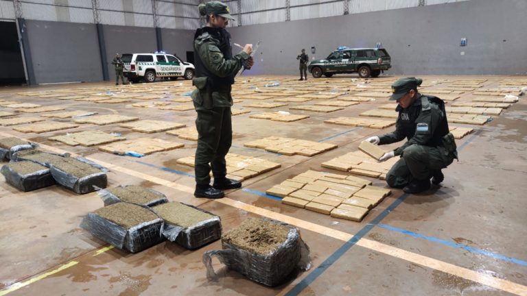 Hallan casi 4 toneladas de marihuana a la vera de un camino de la zona Centro imagen-29