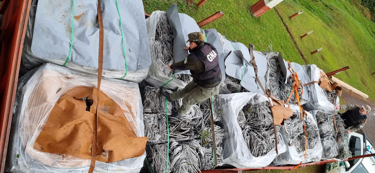 Incautan una carga de cables de alta tensión que eran transportados en un camión imagen-4