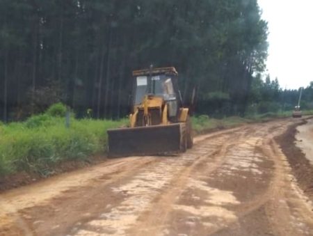 El Soberbio: máquinas de Vialidad comenzaron a reparar la Ruta Provincial 15 imagen-3
