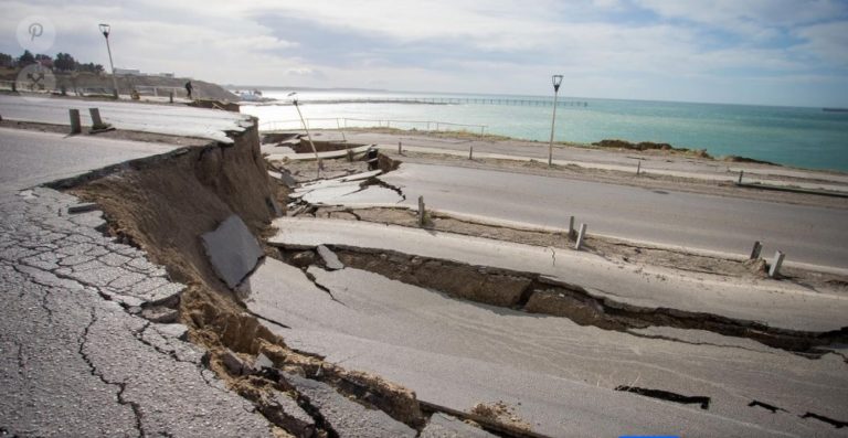 Cambio climático: Se desmoronó un tramo de la ruta nacional 3 en el acceso a Comodoro Rivadavia imagen-14