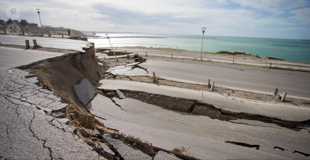 Cambio climático: Se desmoronó un tramo de la ruta nacional 3 en el acceso a Comodoro Rivadavia imagen-1