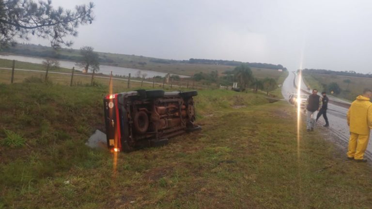 Despiste vehicular en la ruta 105, el conductor resultó con lesiones imagen-37