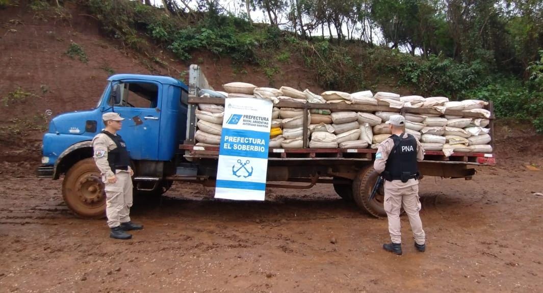 Secuestran en la costa de El Soberbio cerca de 10 toneladas de soja que iban a ser exportadas de manera ilegal imagen-2