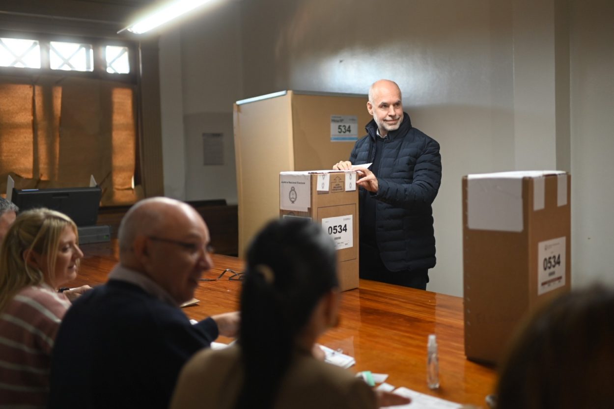 Paso 2023: Rodríguez Larreta votó en la Facultad de Derecho y convocó a los argentinos a que participen de la elección: “Con el voto se vuelve a fortalecer la democracia” imagen-1