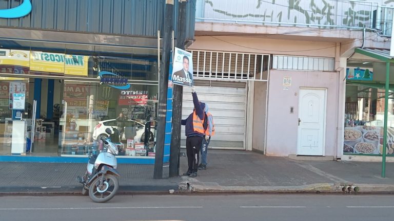 Tras las elecciones, comenzó en Posadas el retiro de carteles imagen-49